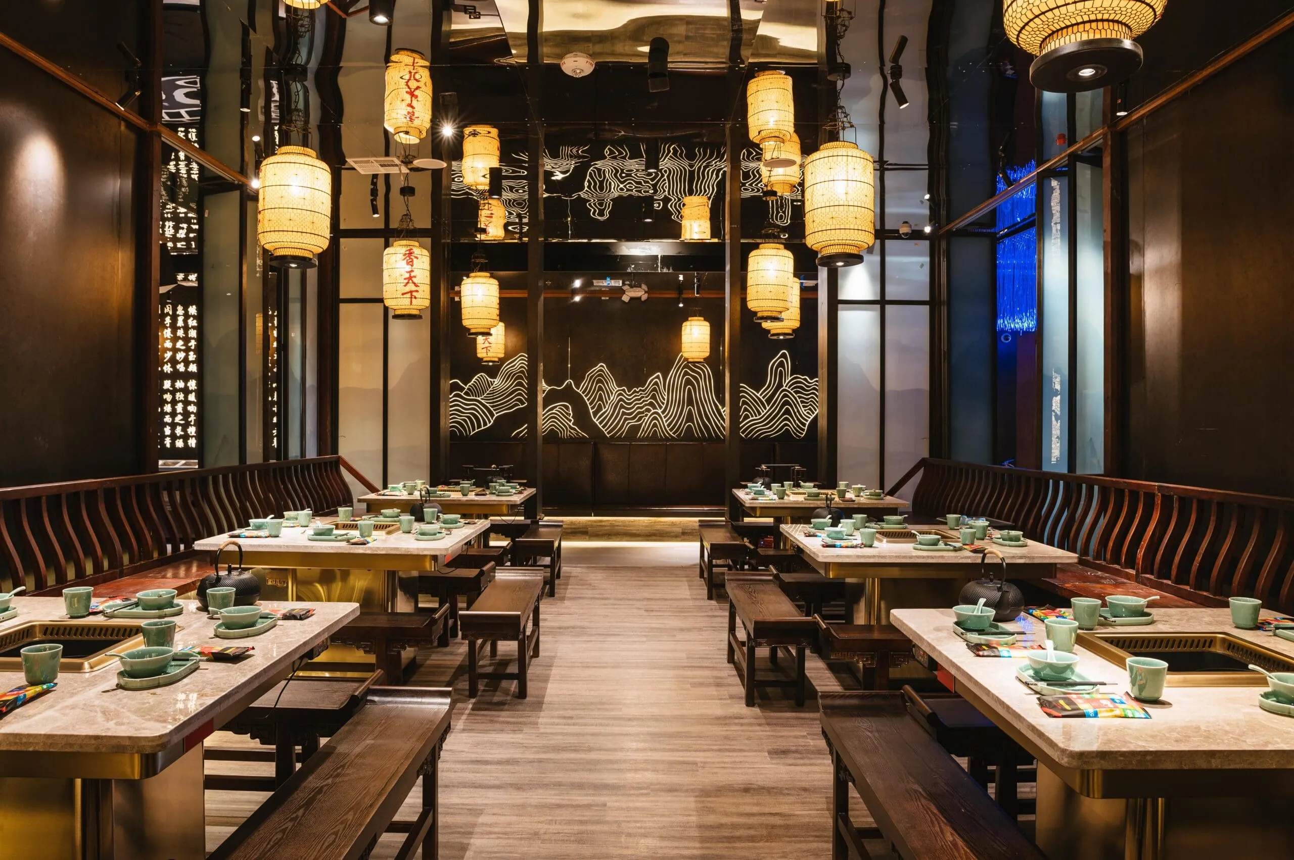 Ein Spieler checkt Bonusbedingungen auf einem Tablet, während im Hintergrund ein Casino-Logo auf einem Bildschirm zu sehen ist